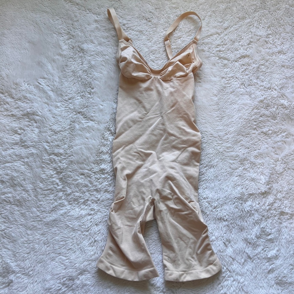 SKIMS Sculpting Mid Thigh Bodysuit Beige Sand Small Seamless Shapewear NWOT Wmns
